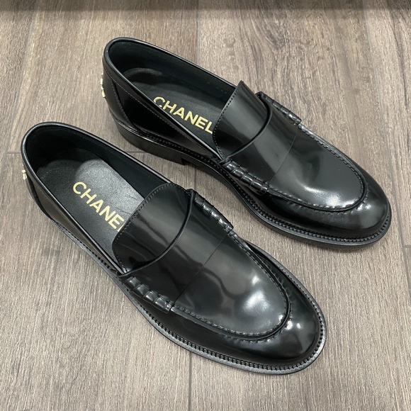 Chanel Church´s Loafers Navy blue Patent leather ref.260915 - Joli